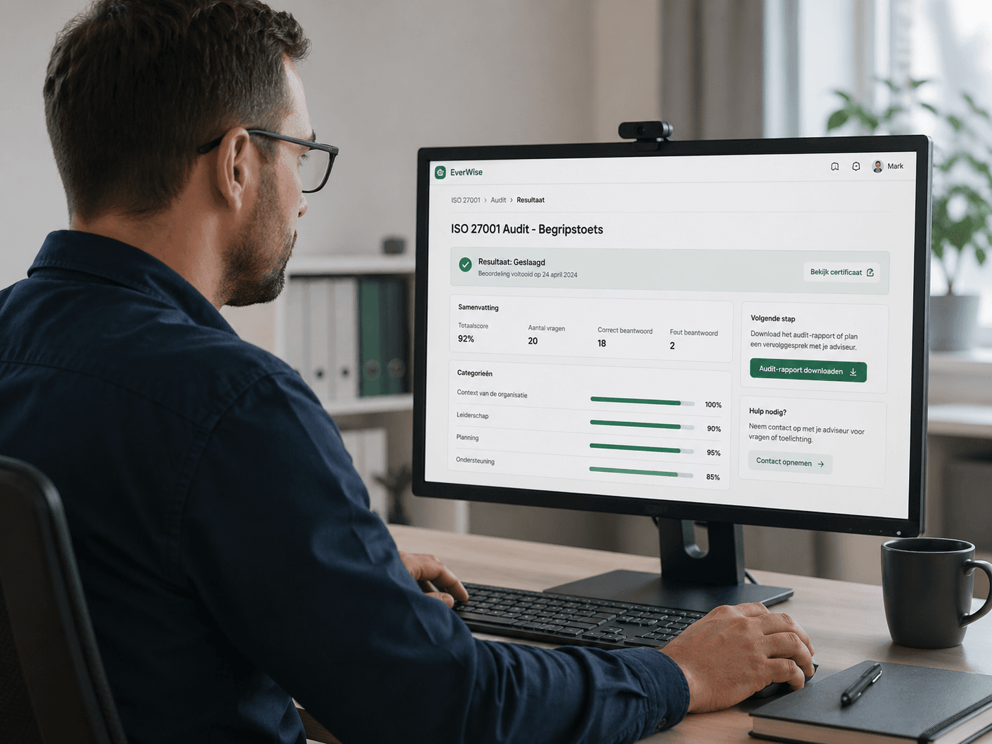 Een security-officer werkt aan audit-bewijs — procedures en compliance-data overzichtelijk in één omgeving.